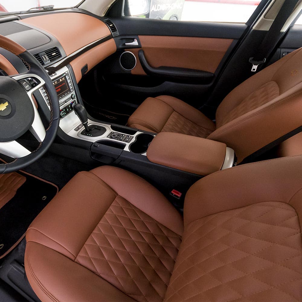 Interior automotivo revestido em couro caramelo pela Domini