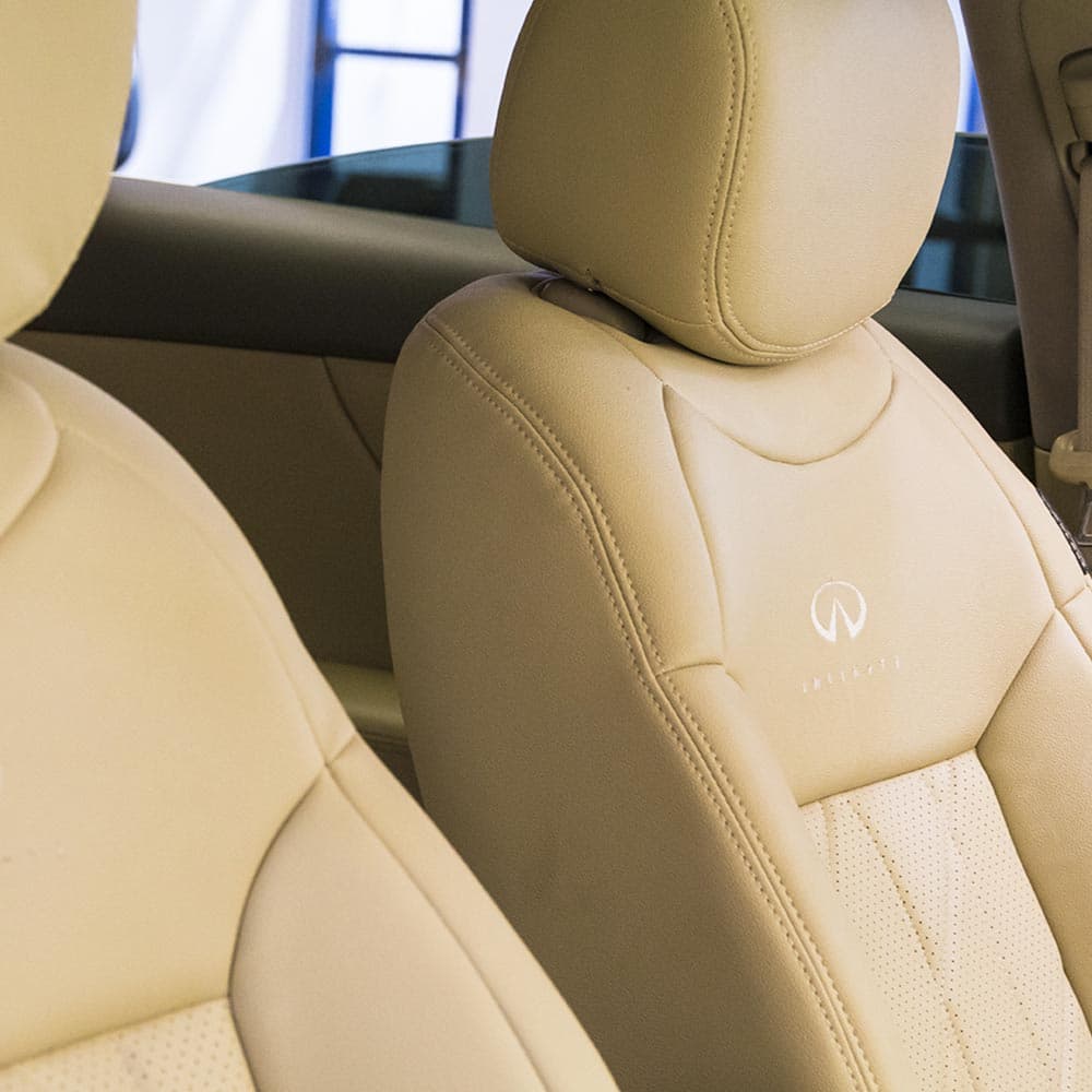 Bancos automotivos em couro claro com acabamento personalizado
