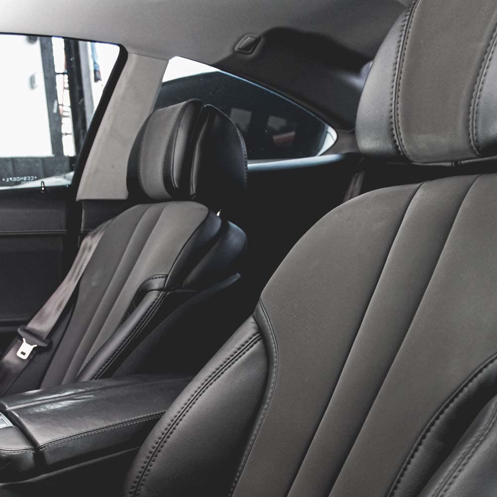 Conjunto de bancos automotivos em couro preto