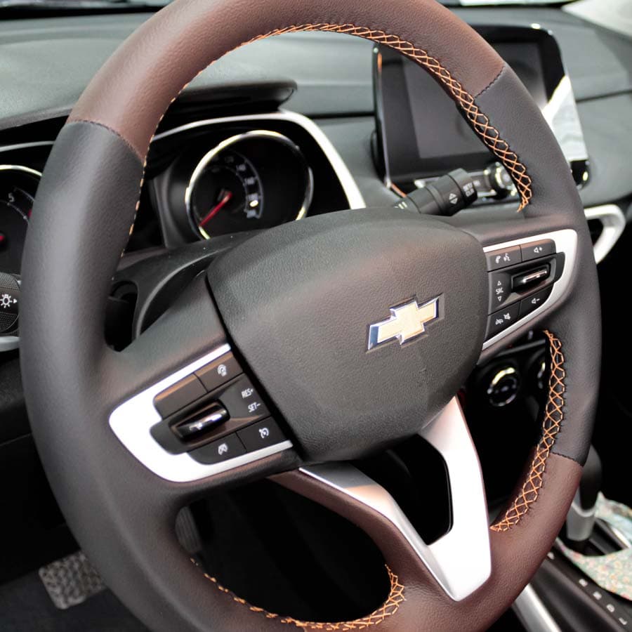 Volante Chevrolet revestido em dois tons com costura caramelo pela Domini