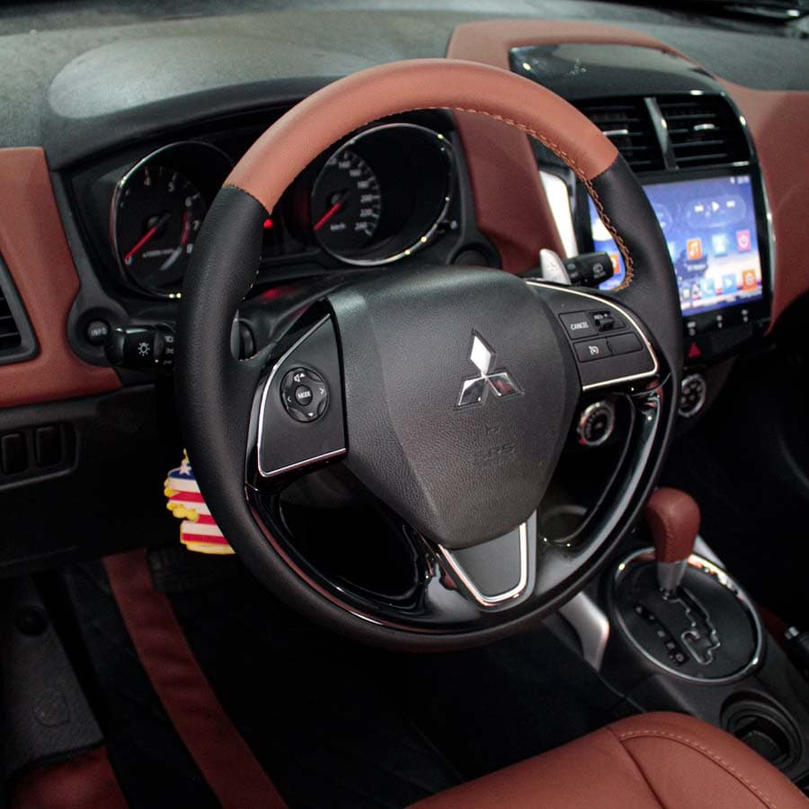 Volante Mitsubishi revestido em preto e caramelo pela Domini