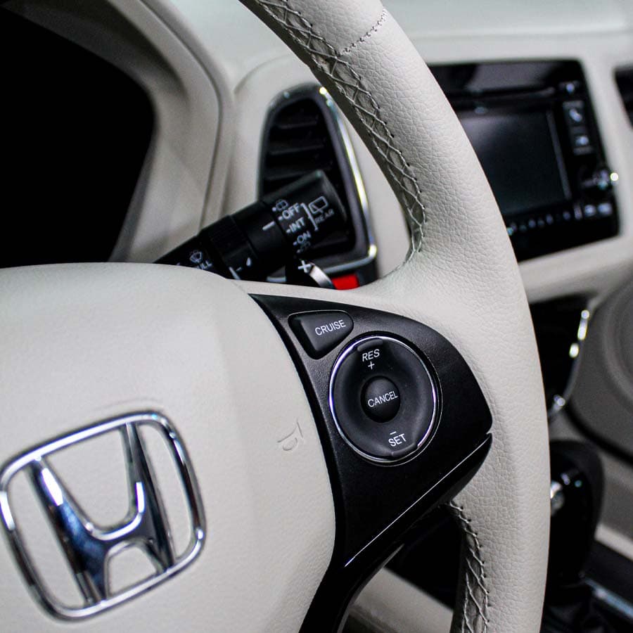 Volante Honda claro com costura artesanal em contraste