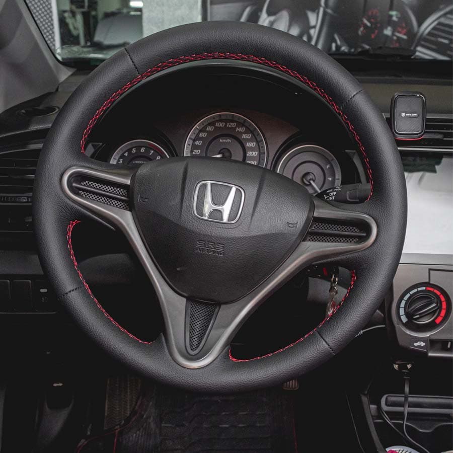 Volante Honda em couro preto com costura vermelha pela Domini