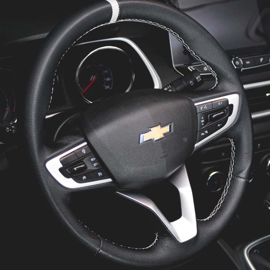 Volante Chevrolet em couro preto com costura clara pela Domini